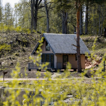 Dabas māja pie Eniķu ezera